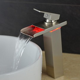 Zeitgenössisch Mittellage LED / Wasserfall with Keramisches Ventil Einhand Ein Loch for Gebürsteter Nickel, Waschbecken Wasserhahn